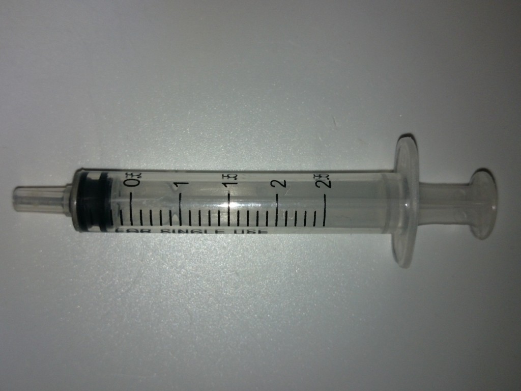 0.1ml単位で測定可能な注射器