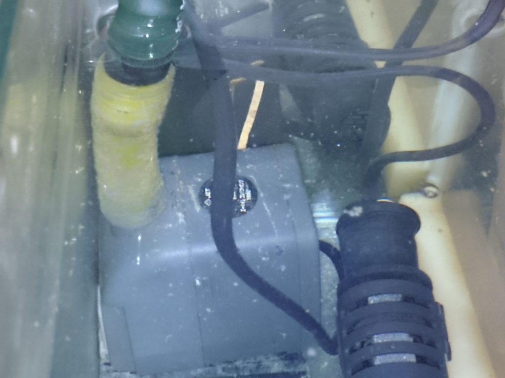 揚水ポンプと耐震マットを固定していたゴムが劣化